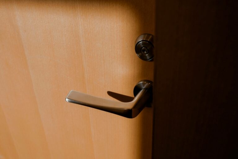 Ex-Dechert lawyer loses PI claim over head injury from office door handle
