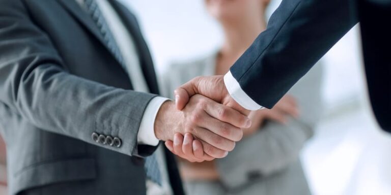 Linklaters retains 33 of 40 qualifying trainees
