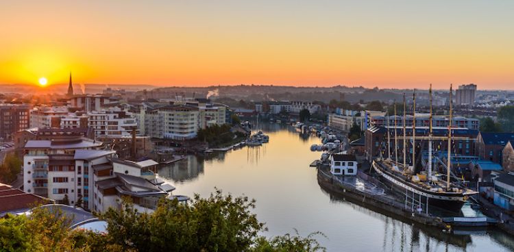 Simmons & Simmons hikes Bristol NQ pay to record £104k